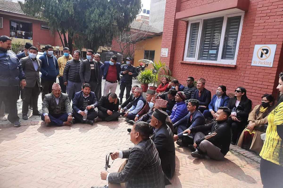 सहकारीको ब्याजदर बढाउन माग गर्दै विभाग घेराउ