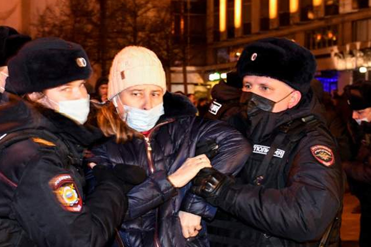 युक्रेनमाथिको हमलाविरुद्ध रुसी जनता सडकमा, १७ सय आन्दोलनकारी पक्राउ