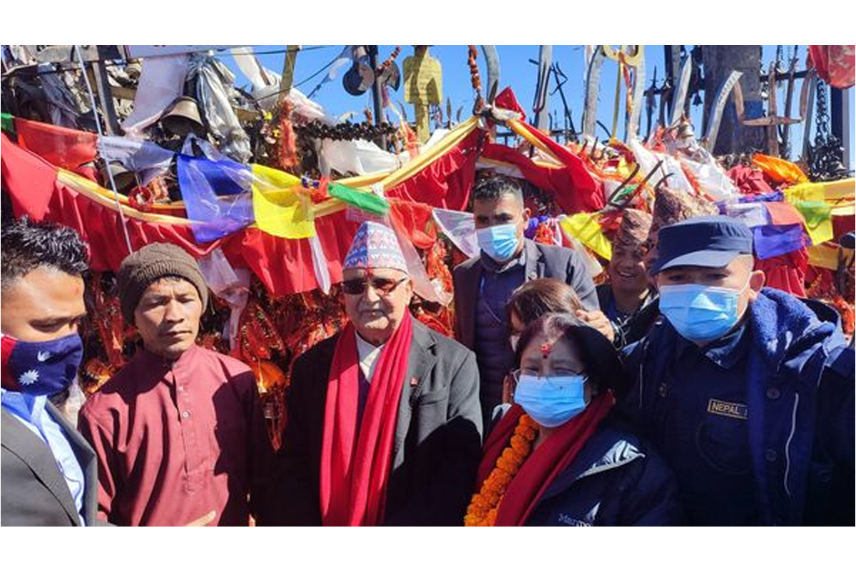 पत्नीसहित कालिञ्चोक पुगेका ओलीले गरे केबलकार उद्घाटन