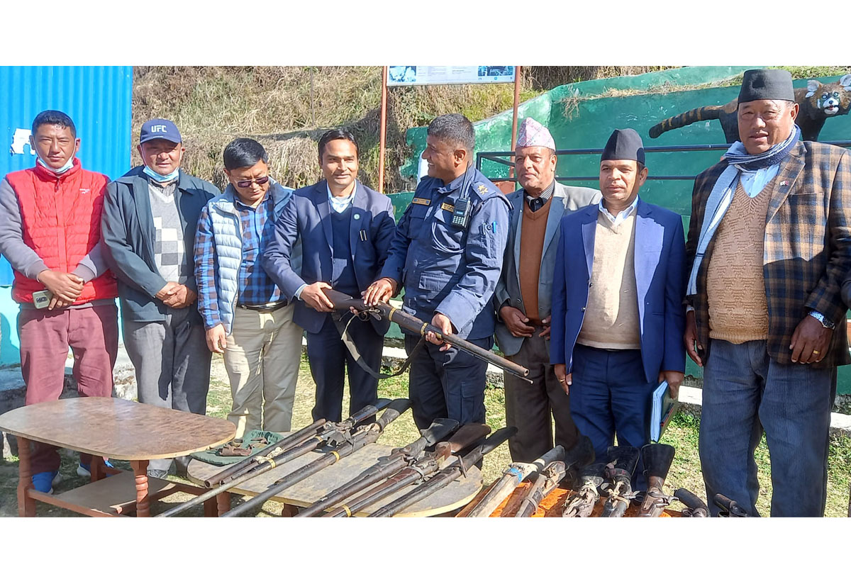 लाङ्टाङ निकुञ्जद्वारा १३ थान बन्दुक प्रहरीलाई हस्तान्तरण