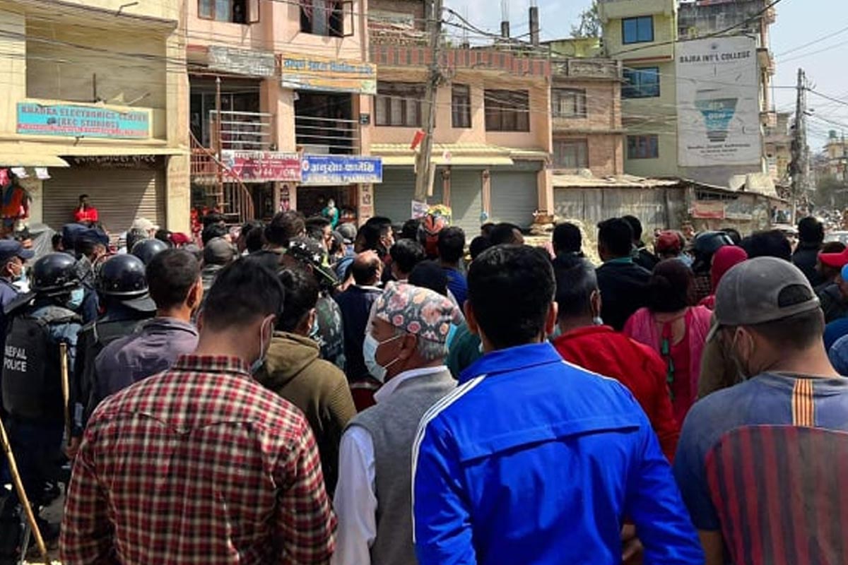 स्थानीयले बन्द गरे जोरपाटी-साँखु सडक