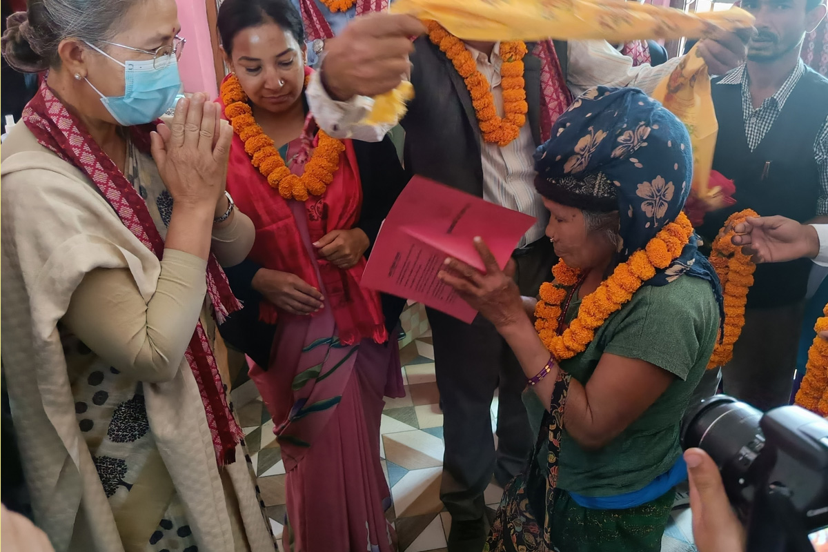 चितवनको भरतपुर महानगरपालिकामा लालपुर्जा वितरण