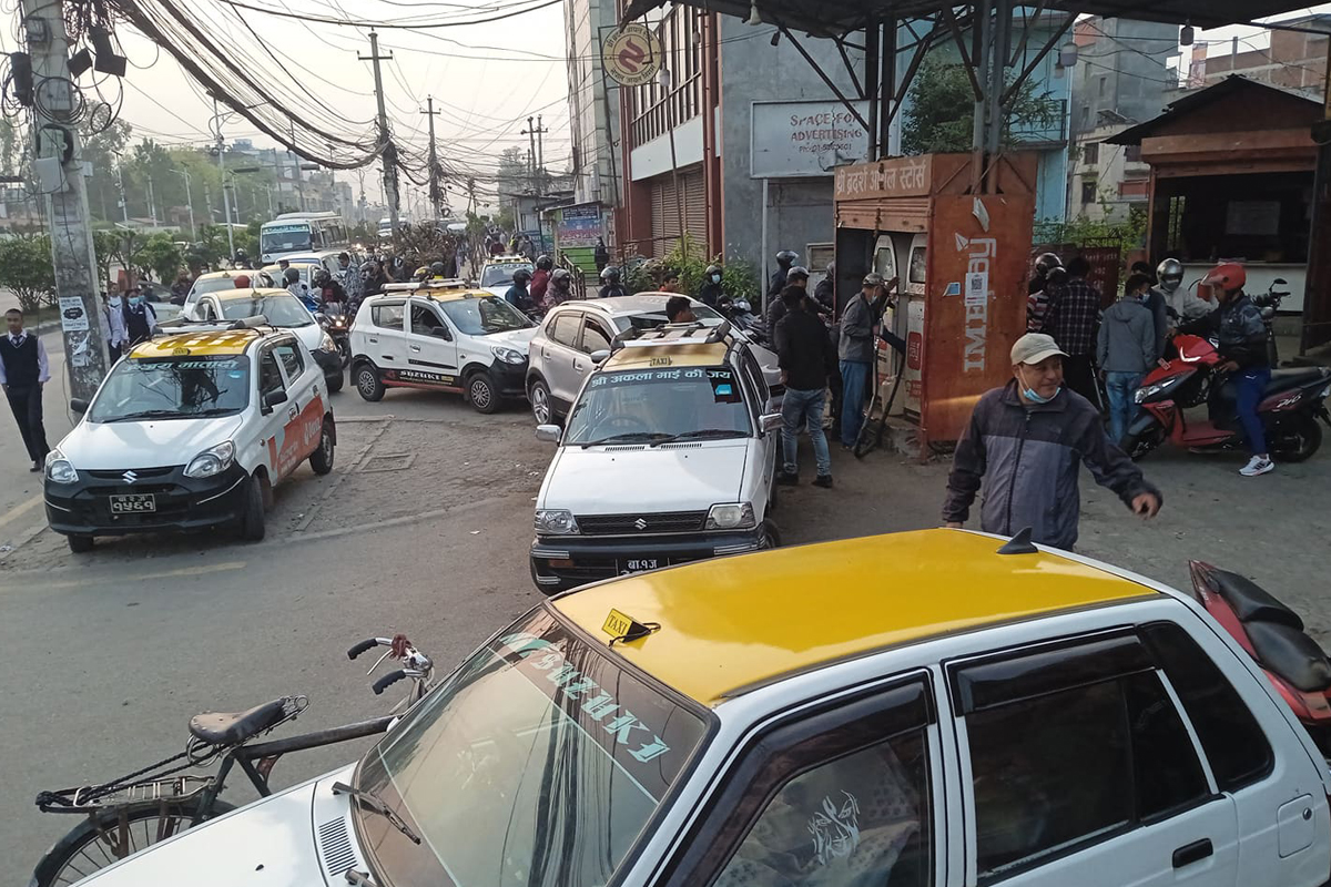 बिहानैदेखि काठमाडौंका पेट्रोलपम्पमा सवारीको लाम