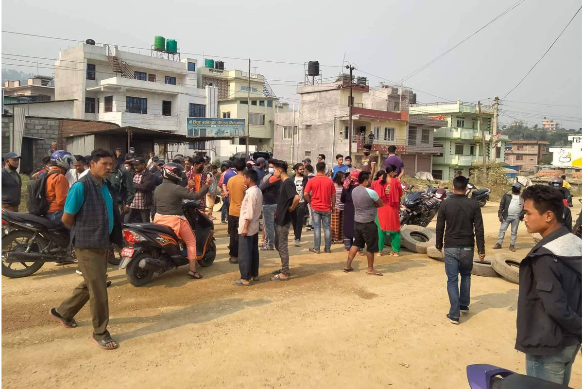 पिच गर्न माग गर्दै सलम्बुटारमा सडक अवरुद्ध