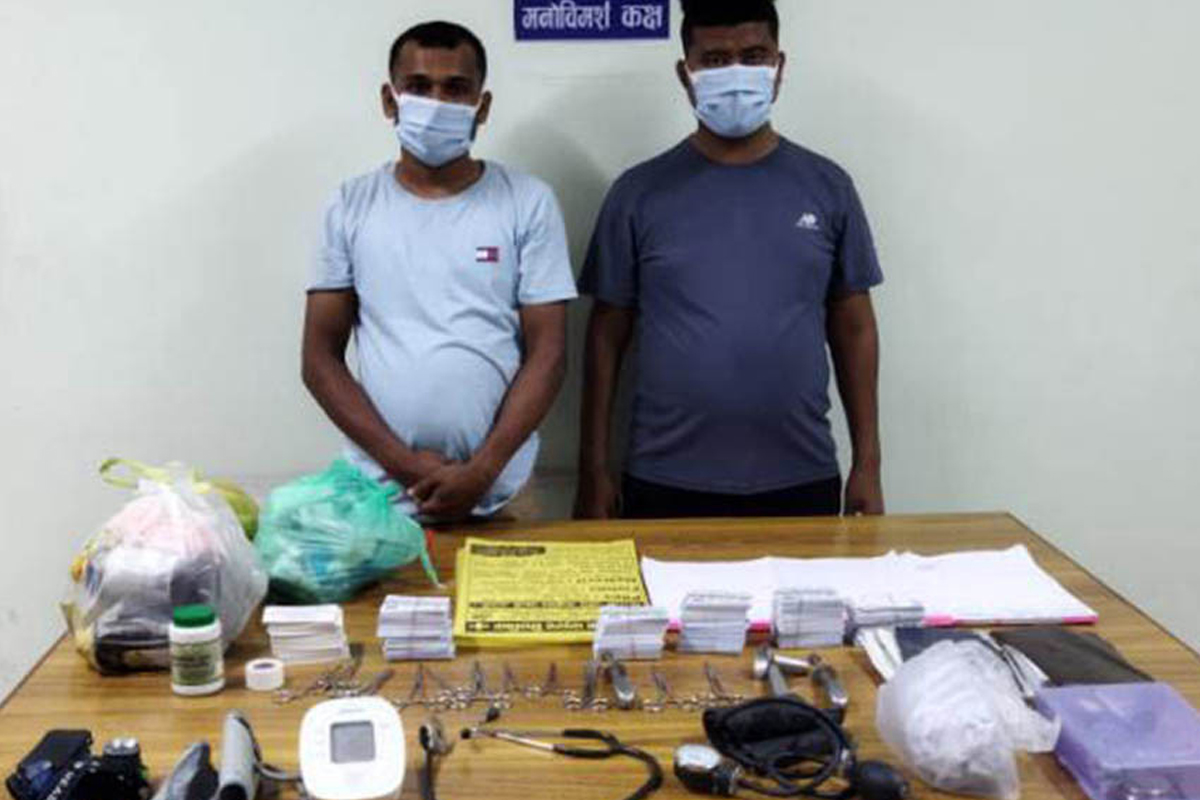 दुई नक्कली डाक्टर पक्राउ