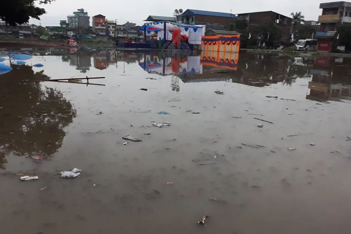 चितवनमा सत्ता गठबधन्धनको चुनावी सभास्थल जलमग्न