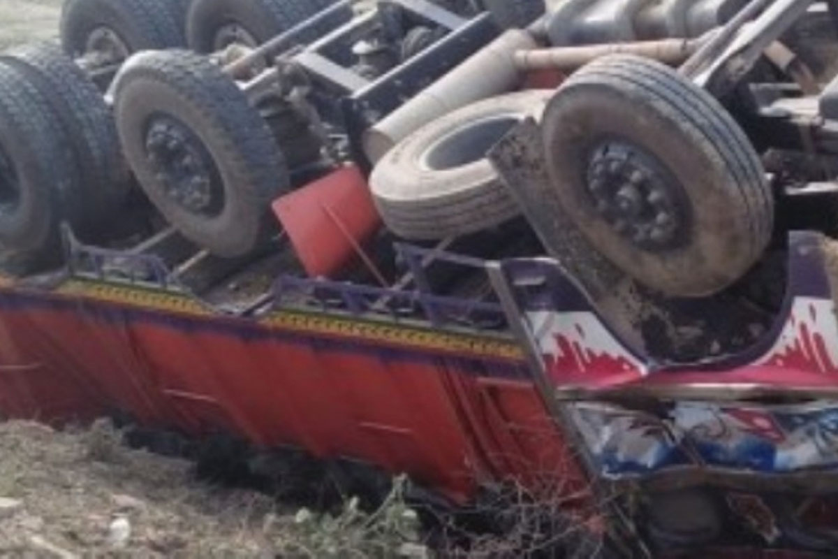 कैलालीमा सिमेन्ट बोकेको ट्रक दुर्घटना