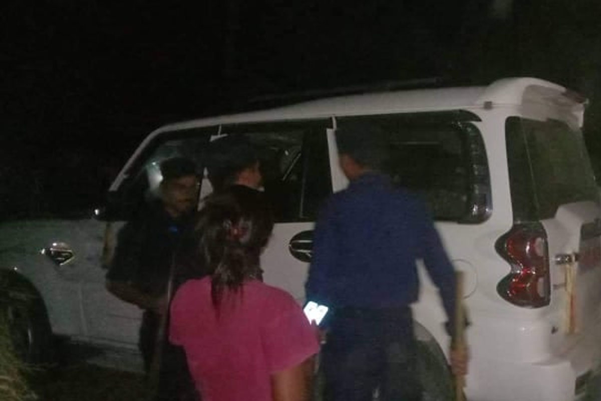 एमालेका प्रदेश सांसद चढेको सरकारी गाडी स्थानीयले लिए नियन्त्रणमा