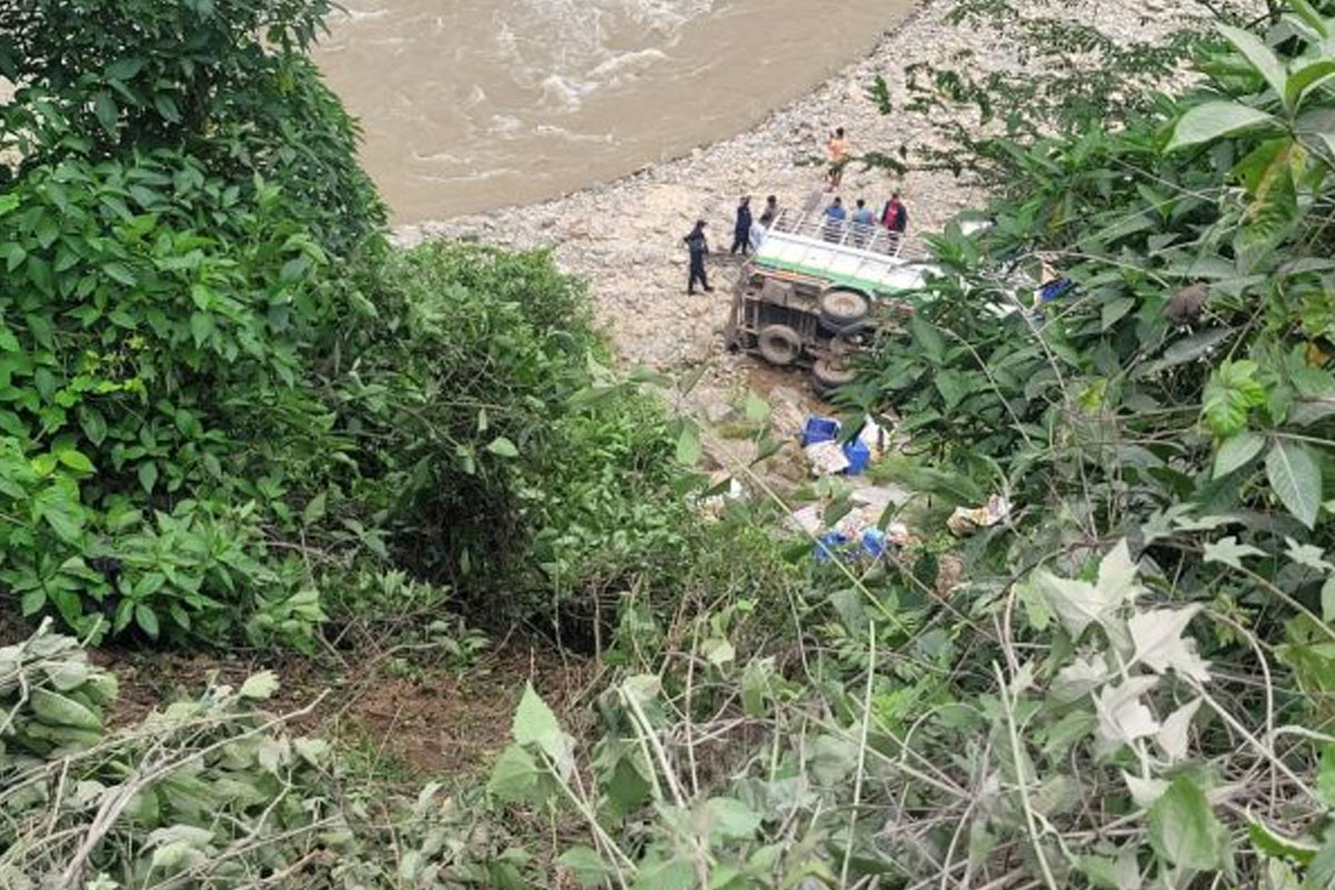 गोरखा जाँदै गरेको ट्रक त्रिशुलीमा खस्यो