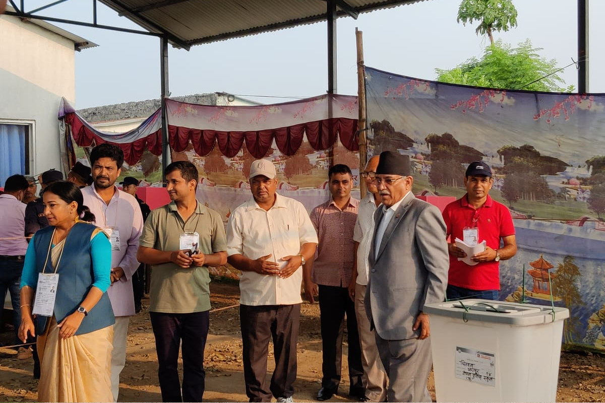 पुत्री रेनुसँगै प्रचण्ड पुगे मतदान स्थल