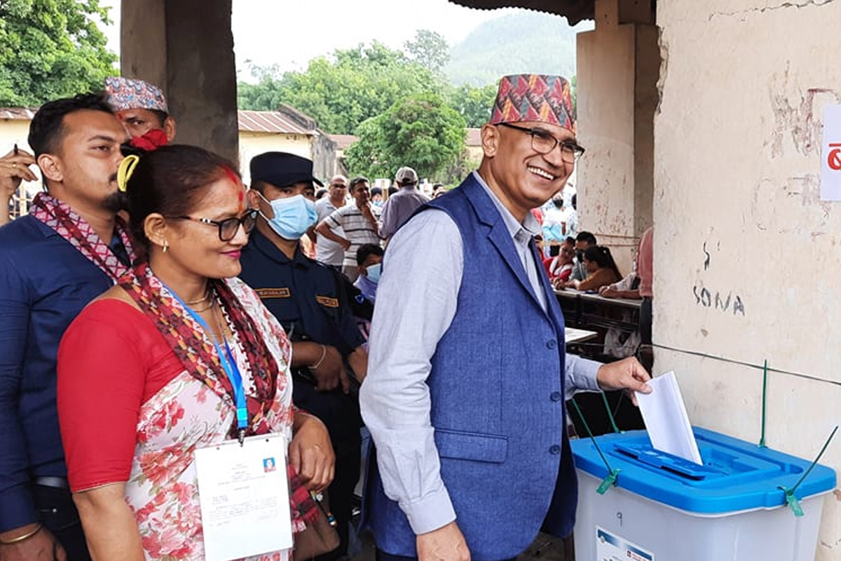 एमाले उपाध्यक्ष विष्णु पौडेलद्वारा मतदान