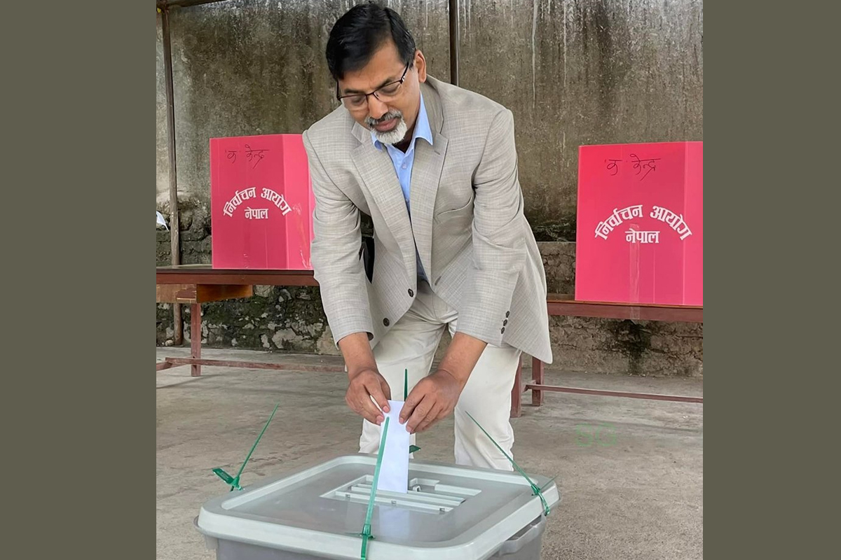 अर्थमन्त्री जनार्दन शर्माले गरे मतदान