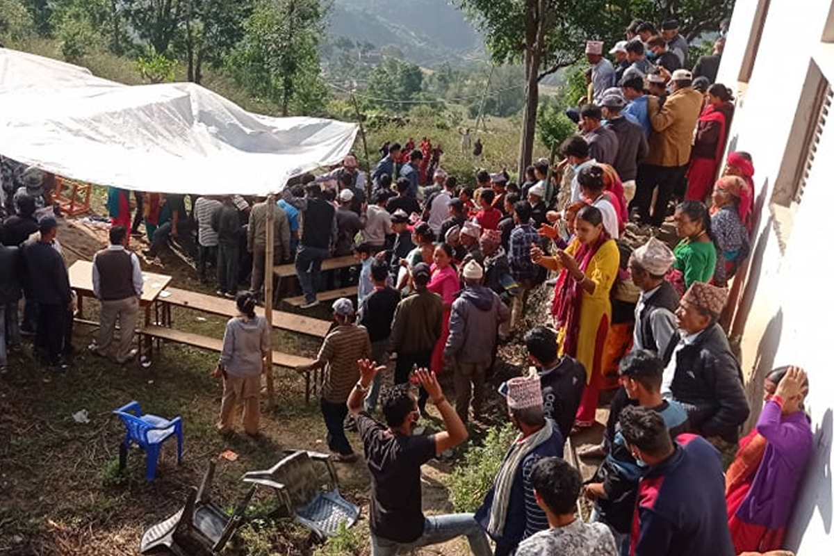 बाजुरामा मतदान स्थलमै कांग्रेस र एमाले कार्यकर्ताबीच झडप