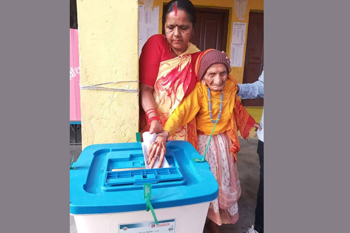 ११३ वर्षीया जेष्ठ नागरिकद्वारा मतदान