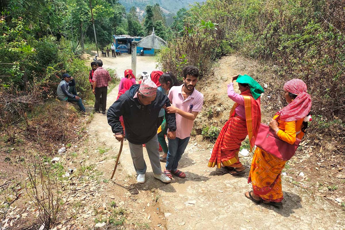 मतदानमा उत्साह : कोही काखे नानी च्यापेर, कोही लौरो टेकेर पुगे बुथमा