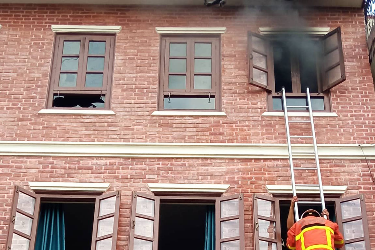 पुलचोकको एक घरमा आगलागी