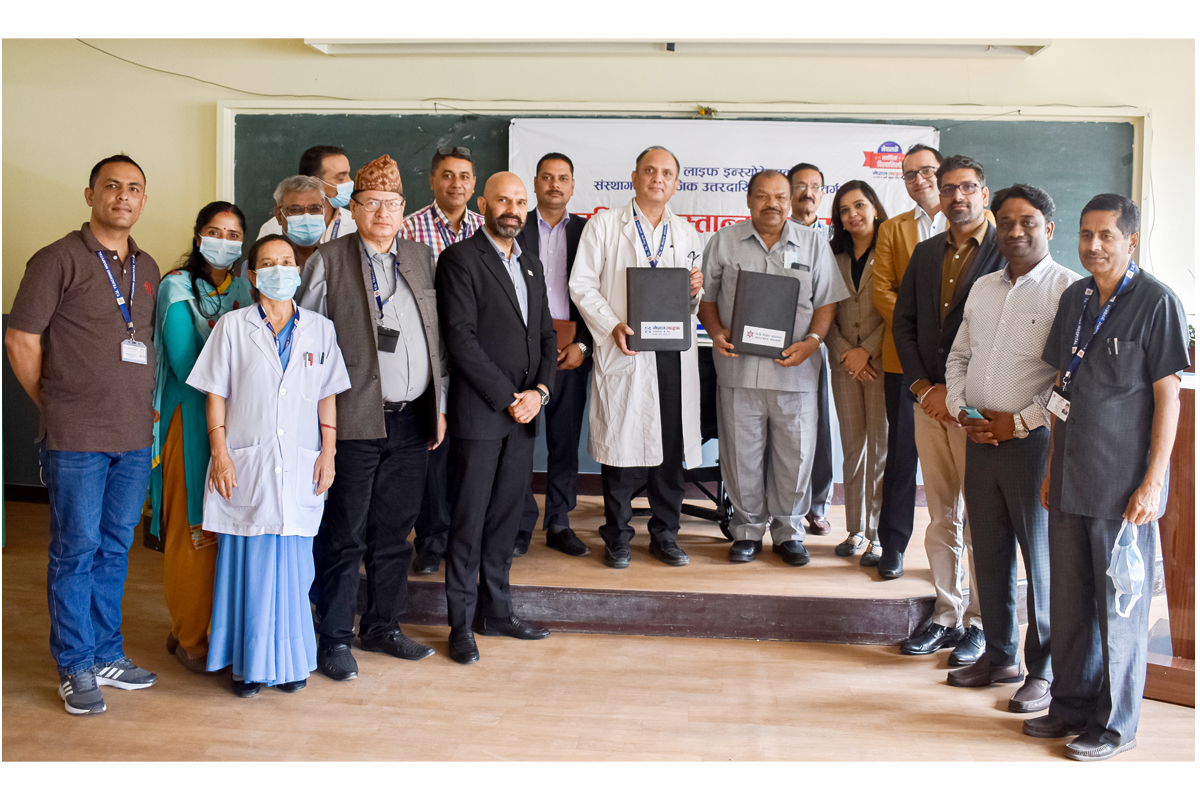 नेपाल लाइफ इन्स्योरेन्सद्वारा शिक्षण अस्पताललाई १०० वटा ह्विलचियर हस्तान्तरण