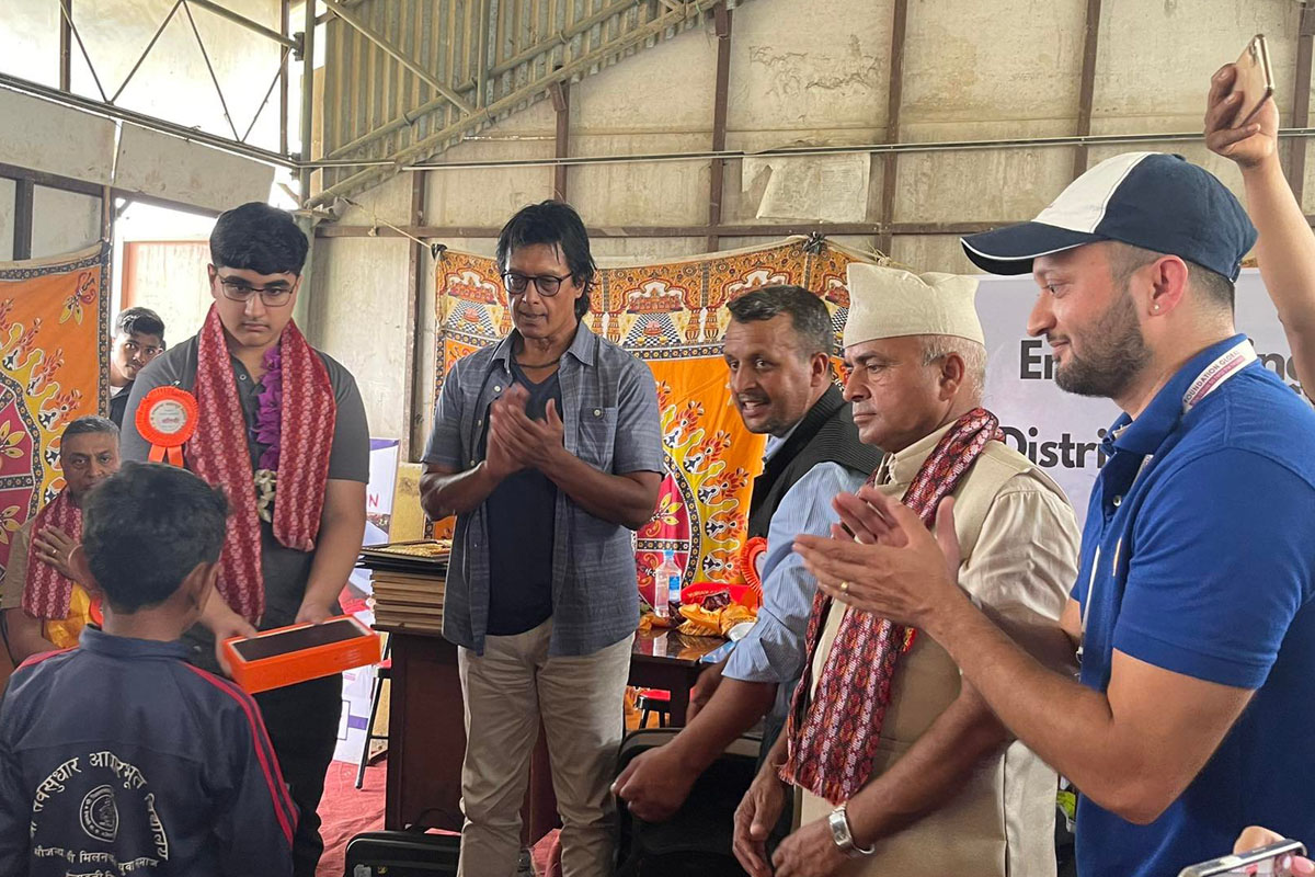 राजेश हमालले बाँडे विद्यार्थीलाई ट्याब