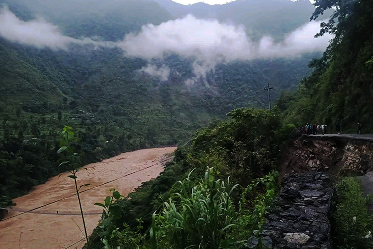 आँबुखैरेनी-मुग्लिन सडकखण्डमा राति पनि सवारी सञ्चालन गर्न पाइने