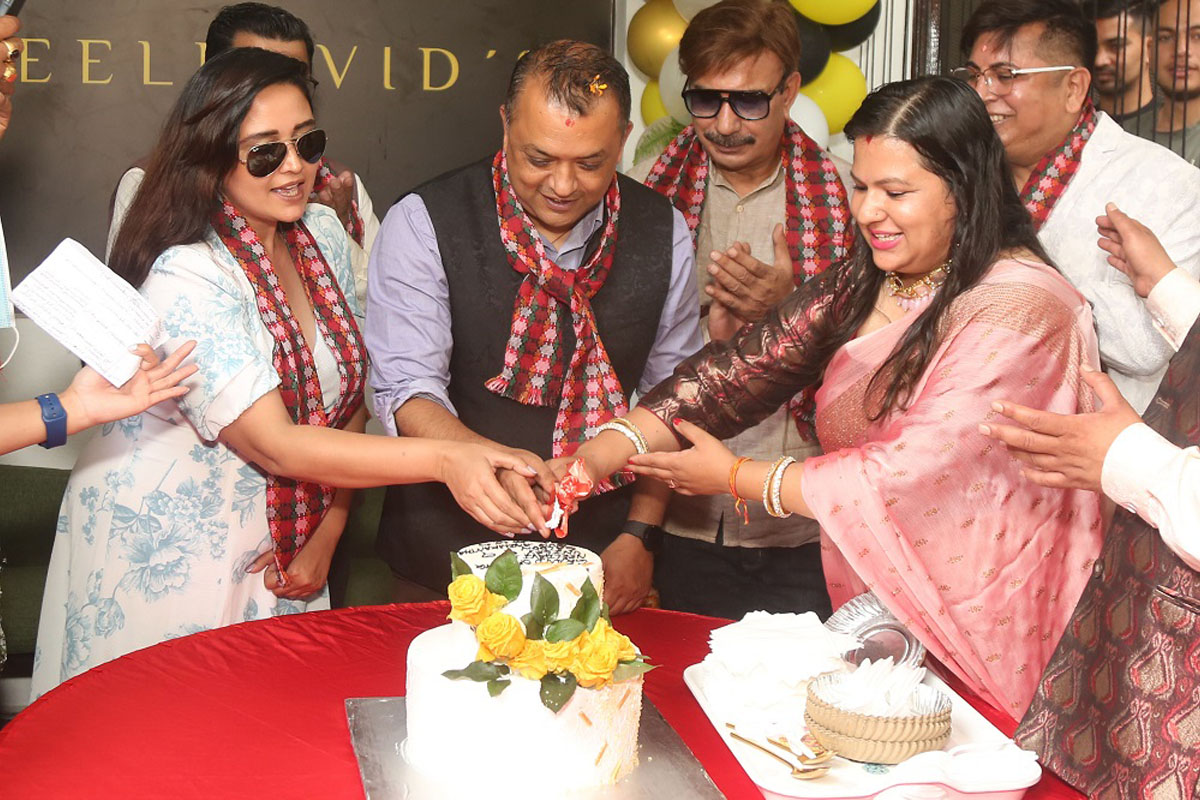 गगन थापाले उद्घाटन गरे नील डेविड्स सैलुनको हात्तीगौंडा शाखा