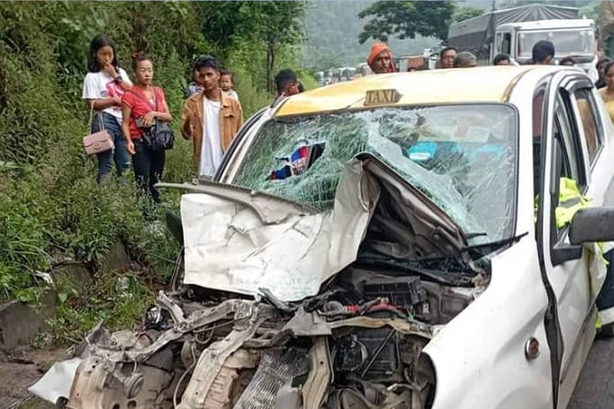 धादिङमा बस र ट्याक्सी आपसमा ठोक्किँदा चार जना घाइते