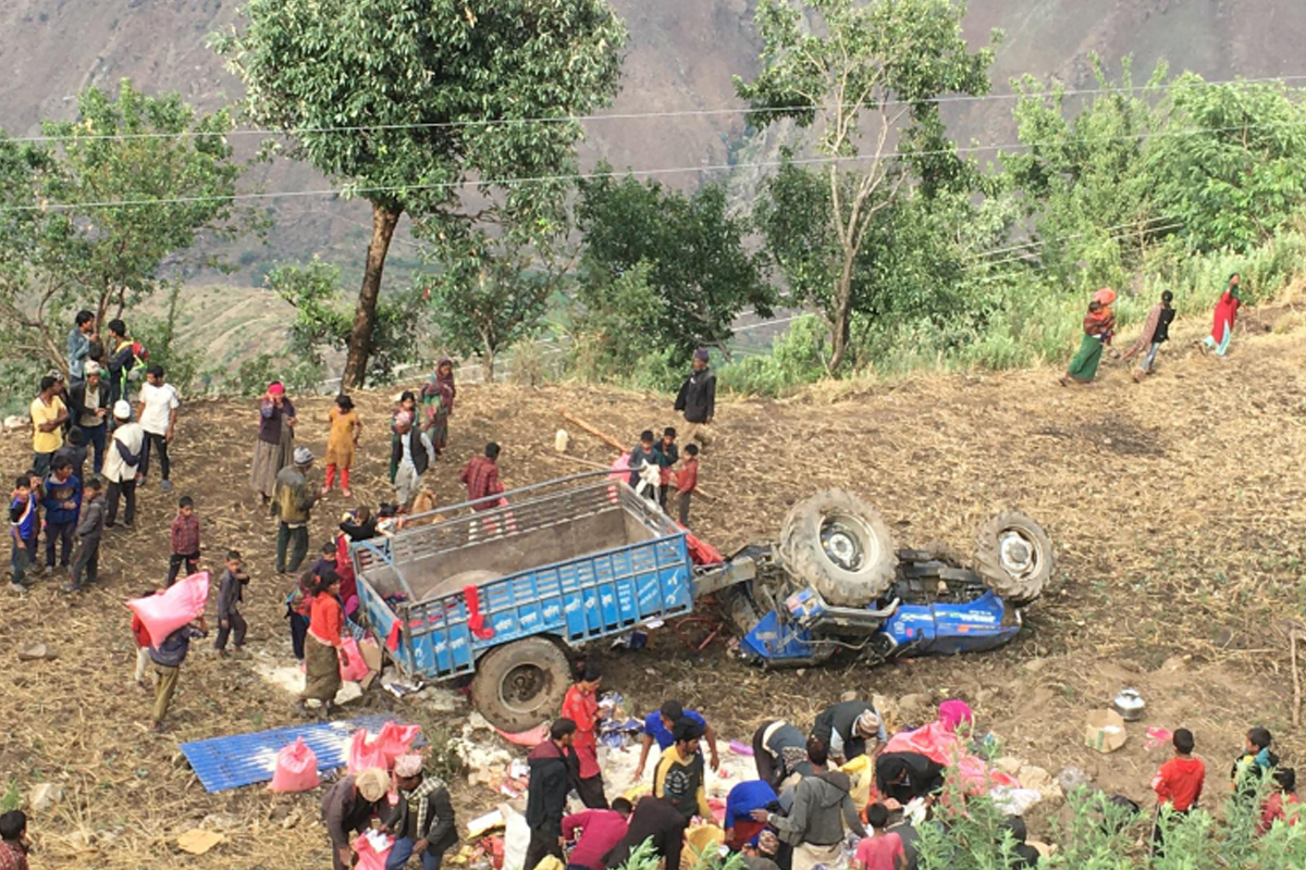 बाजुरामा ट्र्याक्टर दुर्घटना, तीन जना घाइते