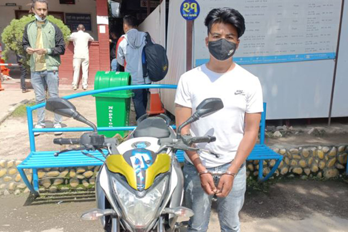 मोटरसाइकल चोरी संलग्न एक जना पक्राउ