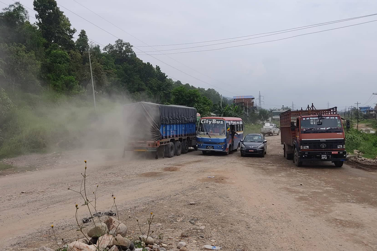 नारायणगढ-बुटवल सडकखण्ड विस्तारमा ढिलाइ, यात्रुलाई सास्ती