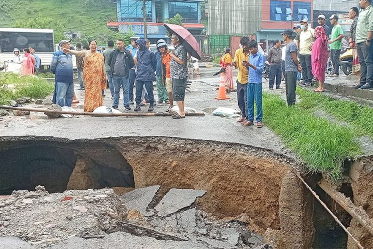 भारी वर्षासँगै पोखरामा बाटो र घर भासियो
