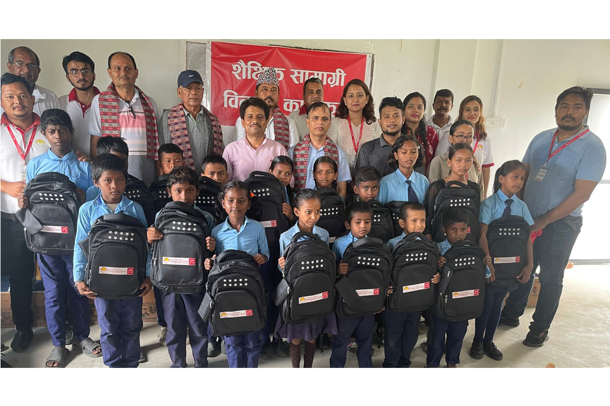 सनराइज बैंकले दियो बर्दिबासका ५० विपन्न विद्यार्थीलाई शैक्षिक सामग्री