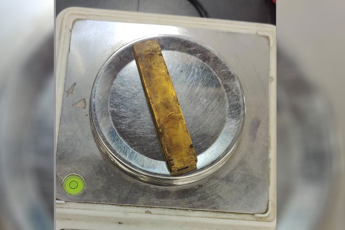 सुटकेसको ह्याण्डिलनै सुनको, विमानस्थलबाट एक जना पक्राउ