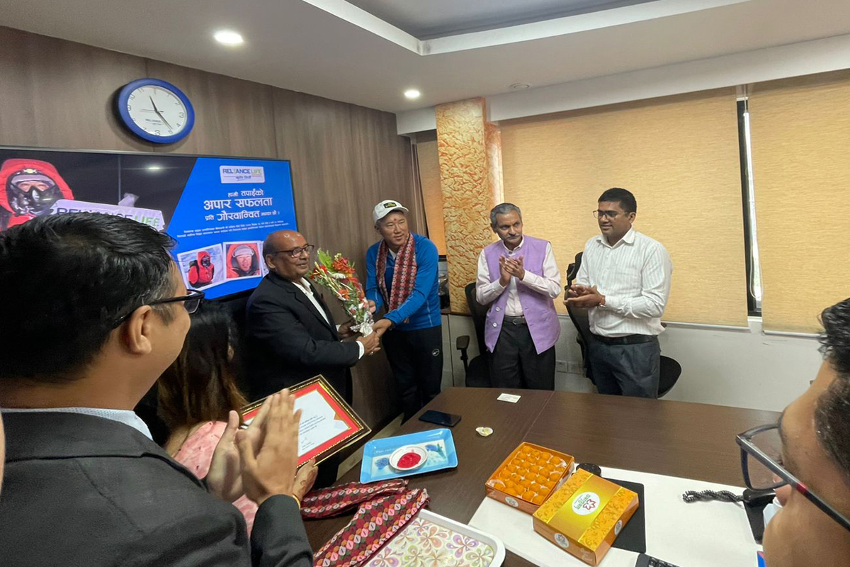 रिलायन्स लाइफद्वारा कम्पनीको ब्यानर सगरमाथाको चुचुरोमा फहराउने दाकिपा शेर्पालाई सम्मान