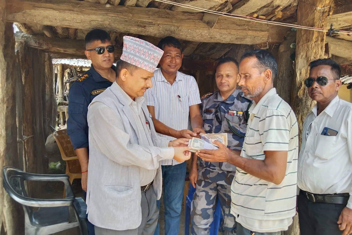 चट्याङ लागेर मृत्यु भएकाका परिवारलाई राहत वितरण