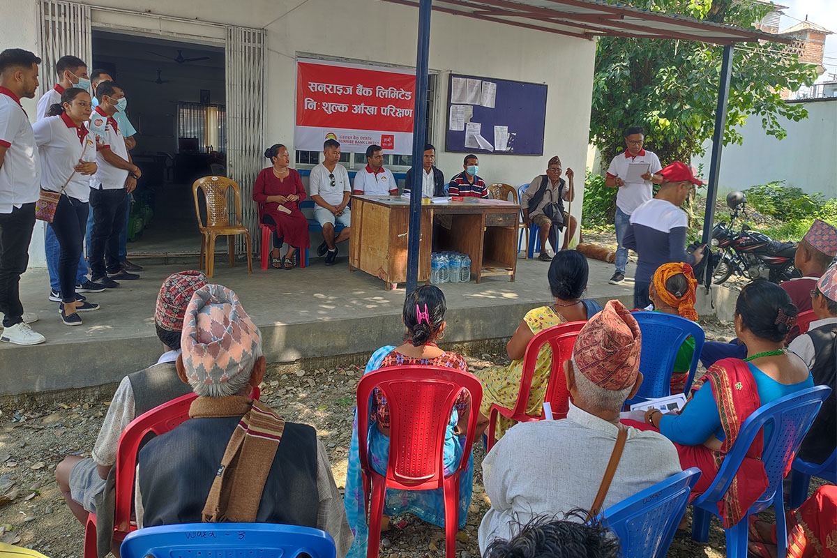 चुरे र बिर्तामोडमा सनराइज बैकको निःशुल्क आँखा शिविर