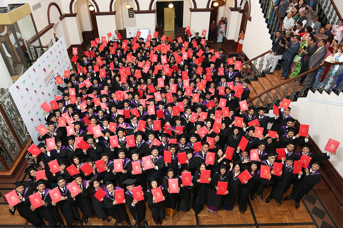 इस्लिङ्टनका विद्यार्थी दीक्षित