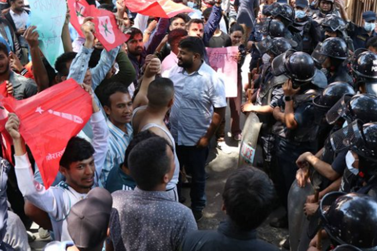 बालुवाटारमा गभर्नरविरुद्ध प्रदर्शन, केही विद्यार्थी प्रहरीद्वारा गिरफ्तार