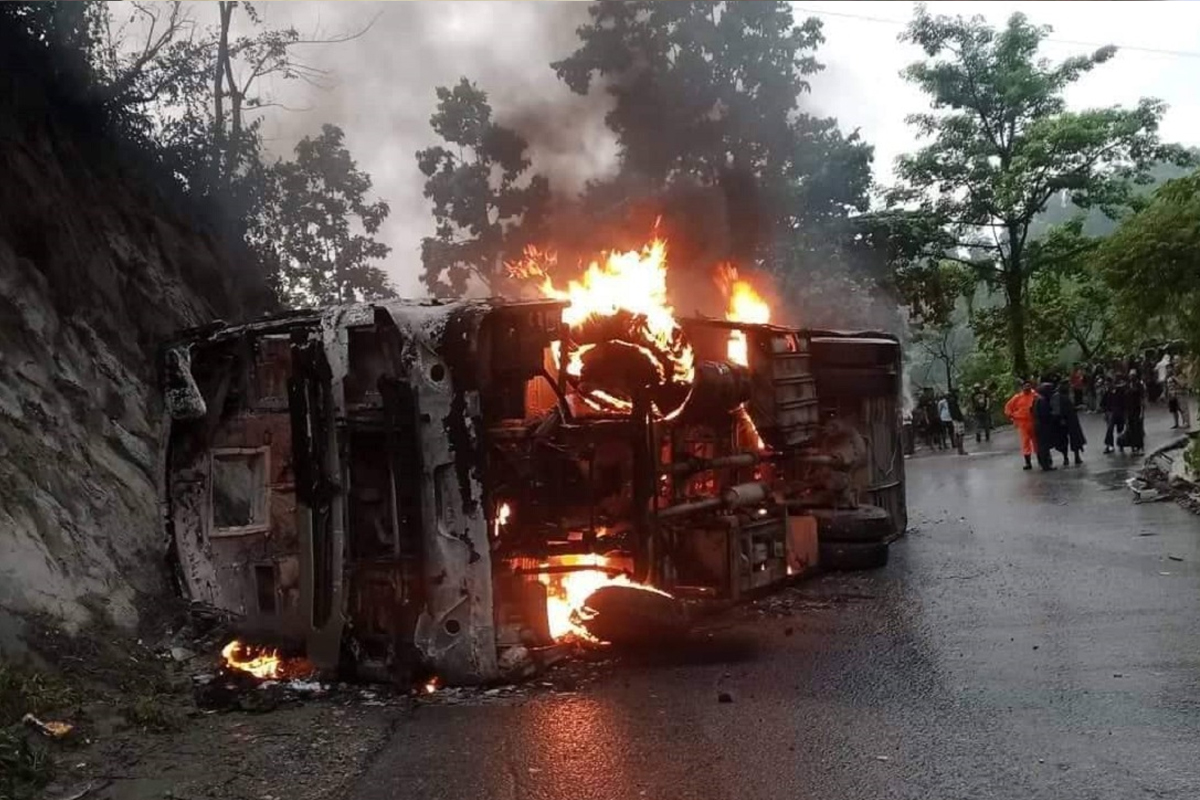 दाउन्नेमा बस पल्टेर आगलागी, २१ यात्रु घाइते
