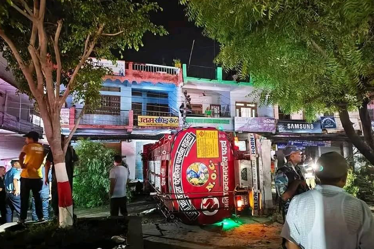 रातिको समयमा चौपायालाई ठक्कर दिँदै ट्यांकर पसलभित्र छिर्‍यो, एक व्यक्ति गम्भीर घाइते