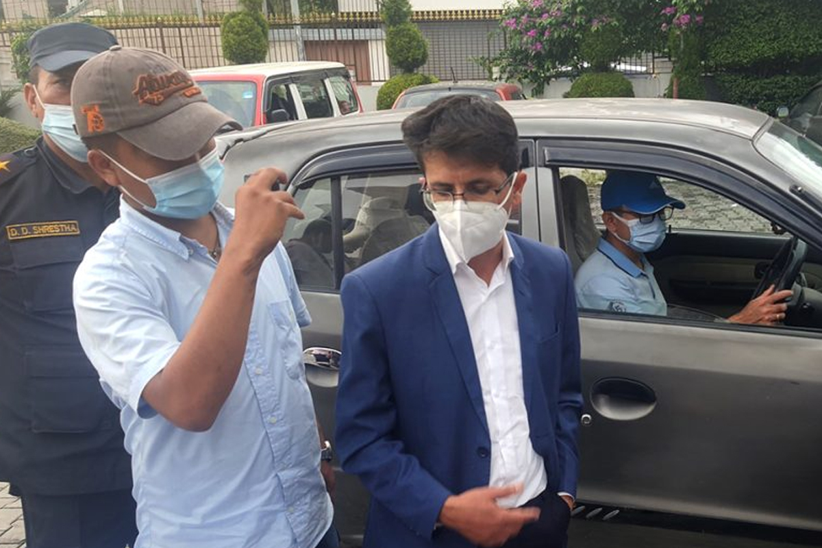 बेलायत पढेर आएका थिए साढे २२ लाख घुससिहत पक्राउ परेका उपसचिव