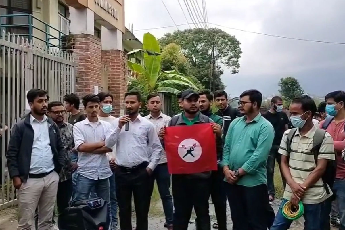 त्रिवि सेवा आयोगमा लगाएको ताला नेविसंघले खोल्यो