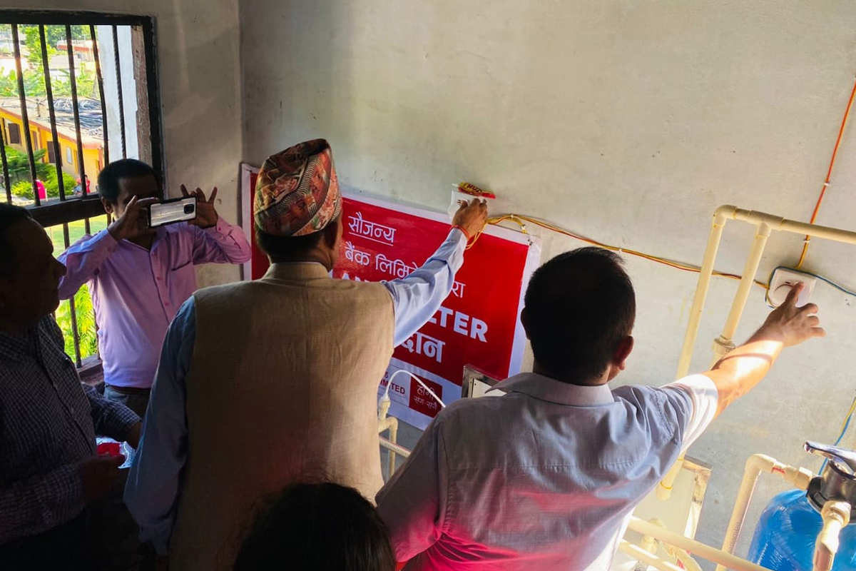 सनराइज बैंकद्वारा विद्यालयलाई फिल्टर हस्तान्तरण
