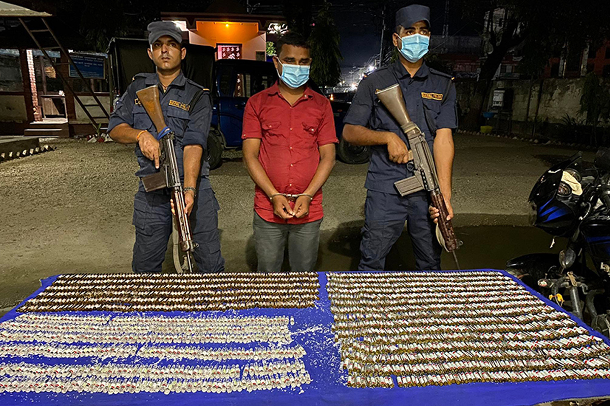 लागूऔषधसहित सिरहाबाट युवक पक्राउ