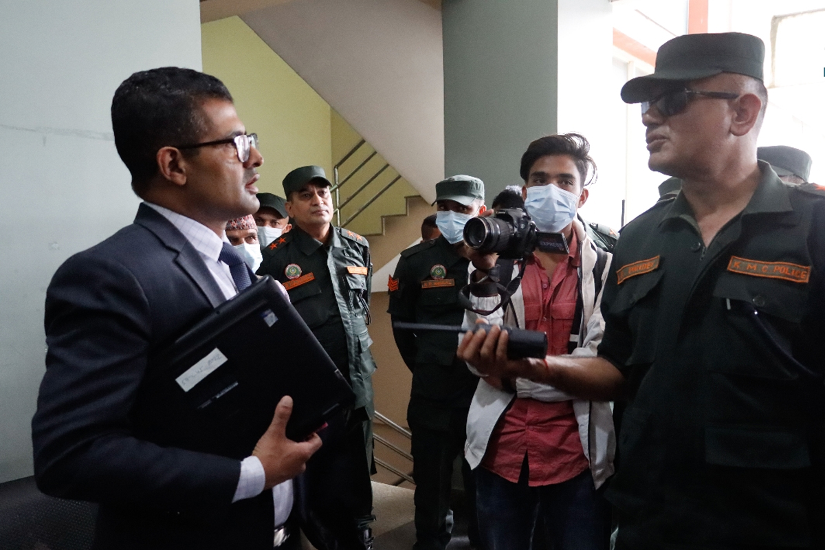 नक्साल पुग्यो महानगरको टोली, बैंक अफ काठमाण्डूको भवन अनुगमन गर्दै