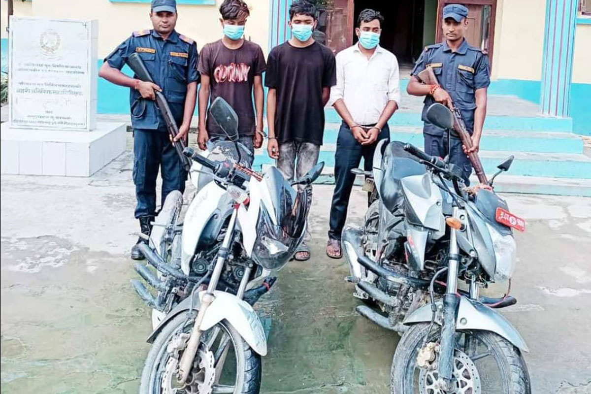 सिरहाबाट मोटरसाइकल चोरीमा संलग्न तीन जना पक्राउ