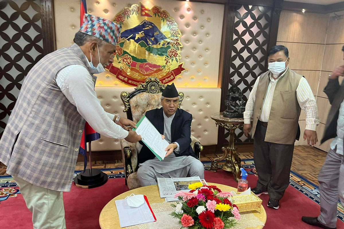 रुखमा भोट हाल्न पाउनुपर्ने माग गर्दै कांग्रेस जिल्ला सभापतिले बुझाए देउवालाई ज्ञापन!