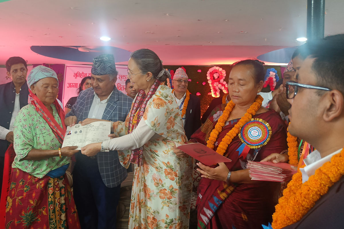 मोरङमा ३६ भूमिहीन दलित र भूमिहीन सुकुम्वासी परिवारलाई लालपुर्जा वितरण