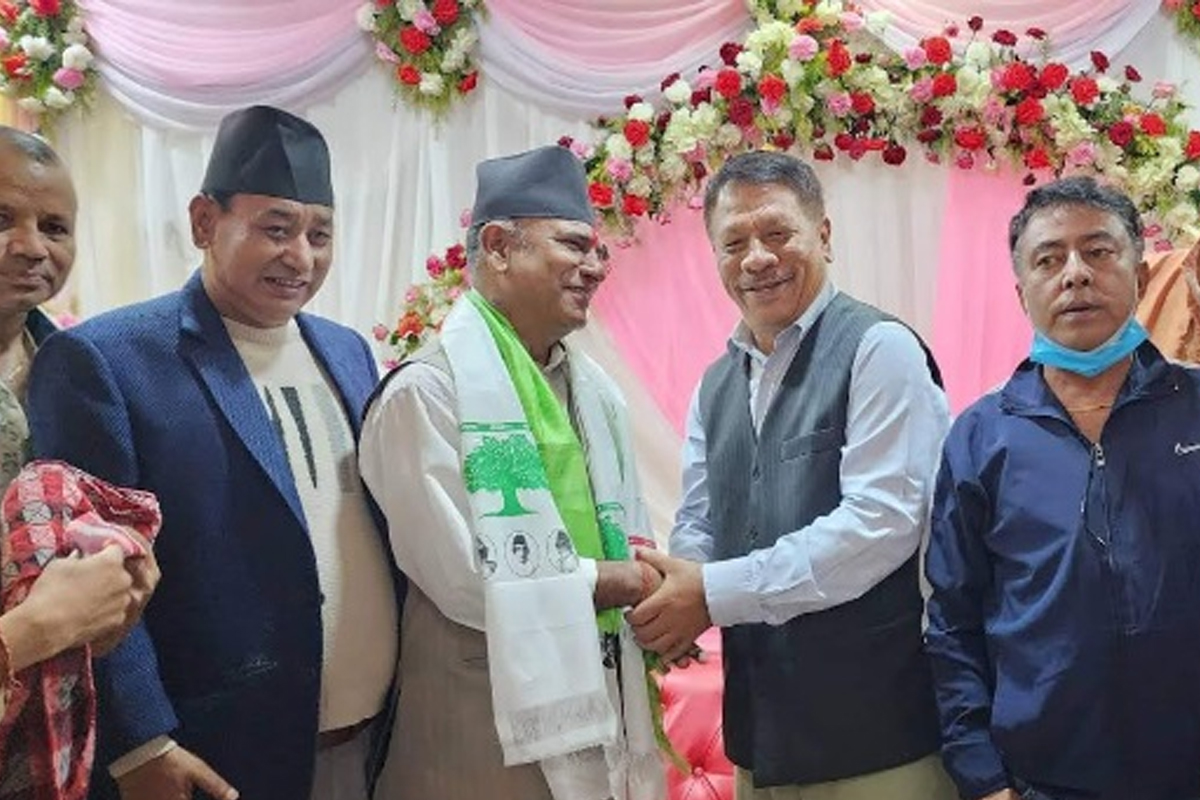 काठमाडौं-१ का विवेकशील साझाका नेता कांग्रेसमा प्रवेश