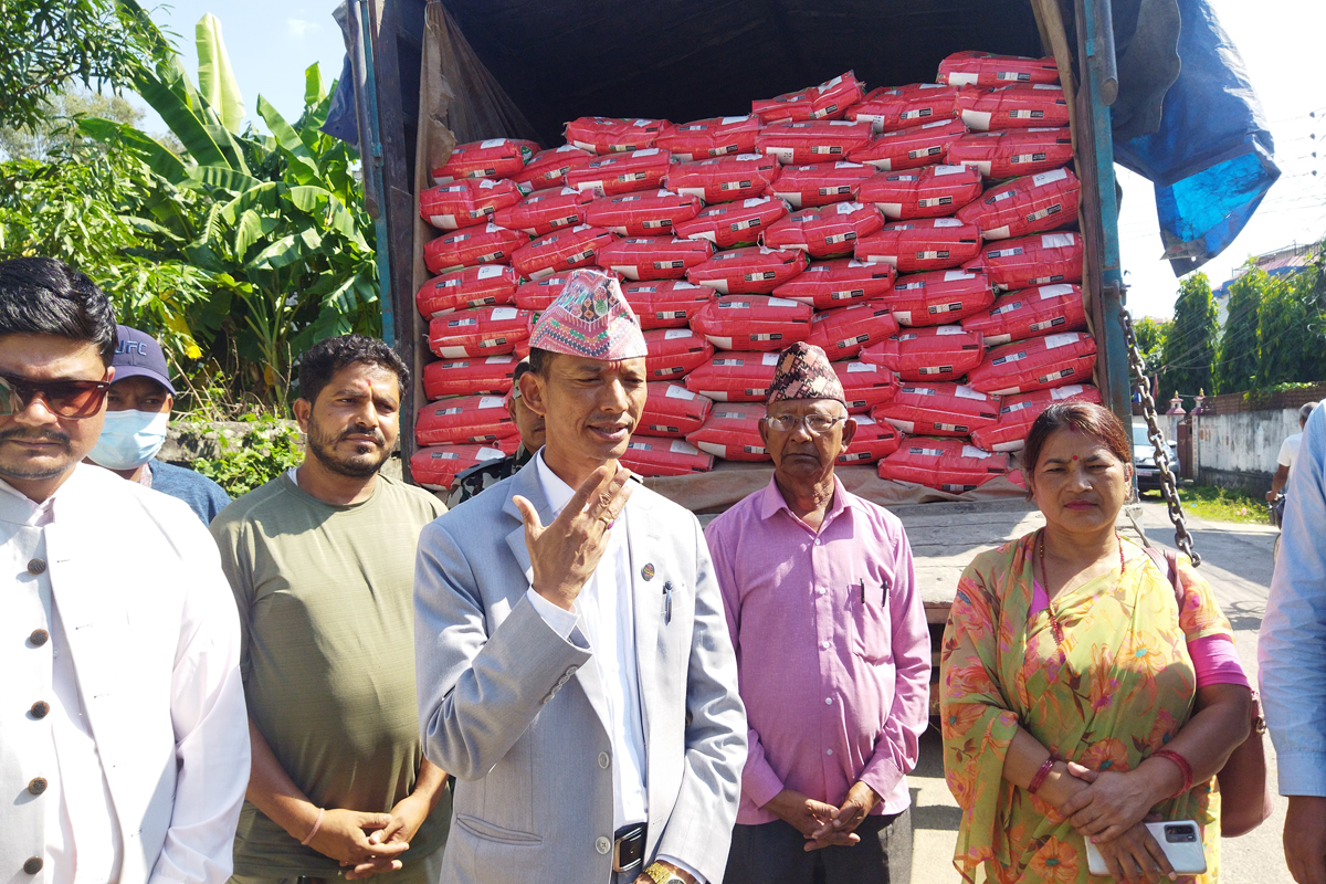 सहरी विकास मन्त्री चौधरीद्वारा बाढी पीडितलाई १३ लाख बराबरको खाद्यान्न सहयोग