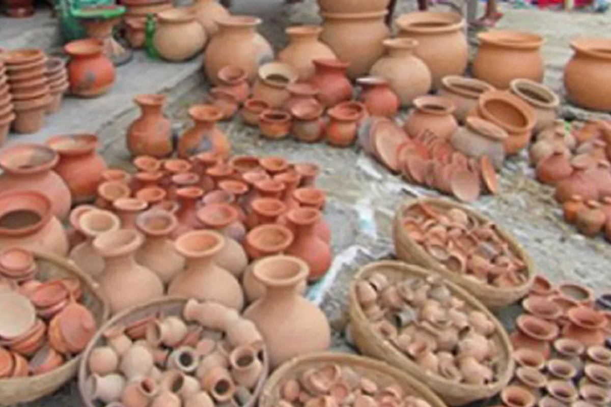 कुम्भकार समुदाय माटोको भाडा बनाउन र बिक्रीमा व्यस्त