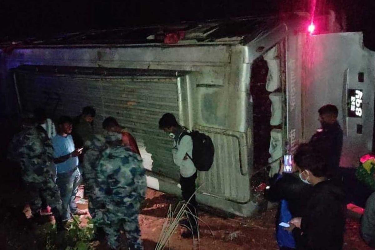 नवलपुरमा बस दुर्घटना, २३ जना घाइते